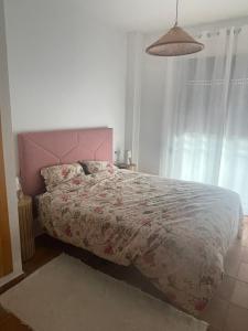 Un dormitorio con una cama rosa con un cabecero rosa. en Especially4u SPA Valley II, en Archena 12 fotos más