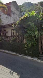 a banana tree in front of a house at Suíte Privativa no Centro de Mangaratiba in Mangaratiba