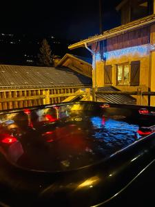 VillarogerにあるSkivillarogerの夜間の建物前に停車する車 +34枚の写真