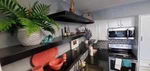 Η κουζίνα ή μικρή κουζίνα στο Saida Beachfront Luxe Condo two heated pools