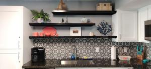 Η κουζίνα ή μικρή κουζίνα στο Saida Beachfront Luxe Condo two heated pools