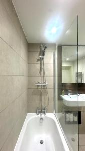 Ένα μπάνιο στο Stylish City AP - London Views +10 φωτογραφίες