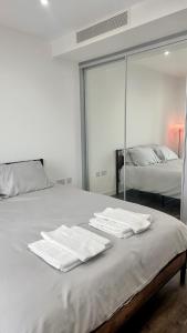 Ένα ή περισσότερα κρεβάτια σε δωμάτιο στο Stylish City AP - London Views