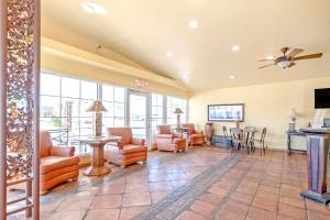 Μια τηλεόραση ή/και κέντρο ψυχαγωγίας στο Historic Coronado Motor Hotel by OYO