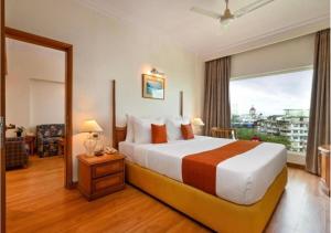 une chambre avec un grand lit et une grande fenêtre dans l'établissement Hotel Red Plaza -Near Delhi Airport & Free Airport Drop, à New Delhi 40 autres photos