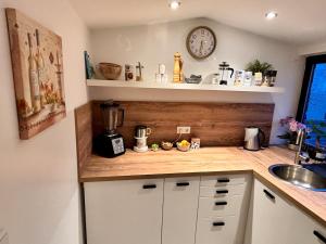 cocina con encimera con reloj en la pared en Unique apartment near Frankfurt, en Neu Isenburg 19 fotos más