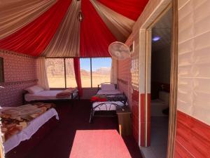 En eller flere senge i et værelse på Wadi Rum Trail Camp