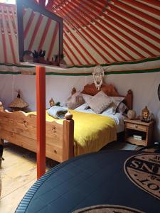 Una cama o camas en una habitación de yourte