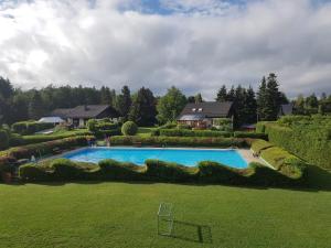 an overhead view of a swimming pool in a yard at Chalet in Freilingen Blankenheim mit Seenähe mitten in der Natur in Blankenheim