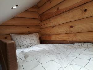 een bed in een kamer met houten wanden bij Trahütti Premium Lodges in Trahütten