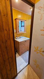 Et badeværelse på Chalet in Freilingen Blankenheim mit Seenähe mitten in der Natur