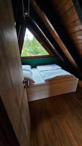 En eller flere senge i et værelse på Chalet in Freilingen Blankenheim mit Seenähe mitten in der Natur + 28 billeder