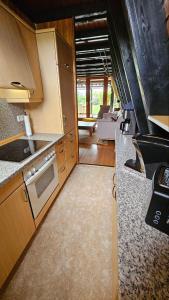 Køkken eller tekøkken på Chalet in Freilingen Blankenheim mit Seenähe mitten in der Natur