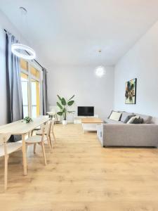 una sala de estar con un sofá y una mesa en Ursus Premium Apartments, en Varsovia
