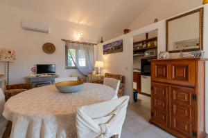 a kitchen and dining room with a table and chairs at Casa Lilliosa in San Pasquale