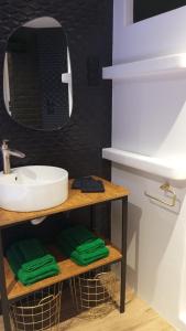 Φωτογραφία από το άλμπουμ του Private cottage with hot tub στο Καλέ