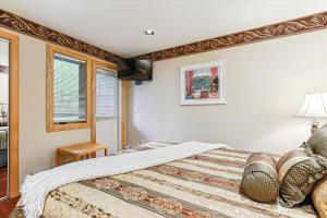 un dormitorio con una cama y una ventana en Wonderful One bedroom condo located in Highridge Condominiums J6, en Killington 48 fotos más