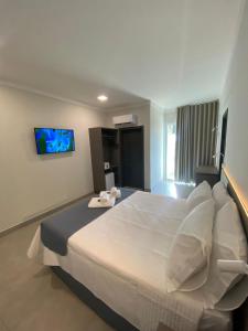 Giường trong phòng chung tại Uberlândia Suítes Hotel
