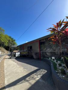Un edificio con un cartel al costado. en Flats Ponte Pênsil, en São Vicente