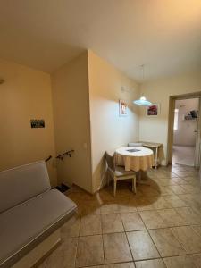 una sala de estar con una mesa y un sofá en Flats Ponte Pênsil, en São Vicente