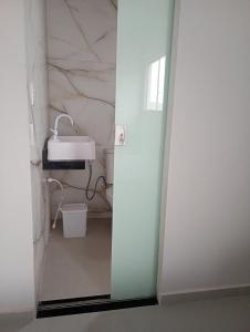 bagno con lavandino e parete bianca di Your New Home a Belém 1 altra foto