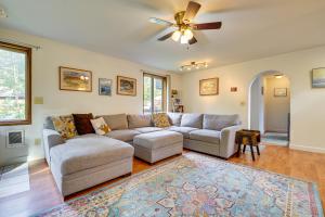 un salon avec un canapé et un ventilateur de plafond dans l'établissement Fire Pit and Mountain Views Outdoorsy PNW Escape, à Gold Bar