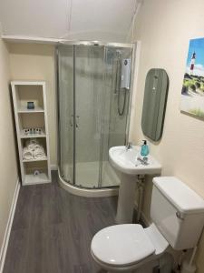 オーバンにあるFlat in Oban town centreのシャワー、トイレ、洗面台を備えたバスルーム