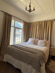 ein Schlafzimmer mit einem großen Bett mit Fenster in der Unterkunft Cabaña para 4 personas, zona centro, vista al Rio Aluminé in Aluminé