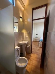 ImperialにあるHotel Parque Acuáticoのトイレと洗面台付きのバスルーム