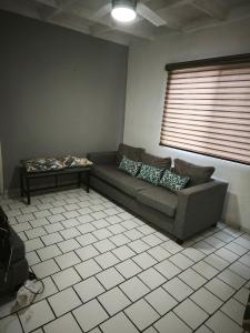 クエルナバカにあるcasa agradableのソファとテーブルのあるリビングルーム