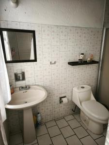 クエルナバカにあるcasa agradableの洗面台とトイレを備えた白いバスルーム