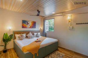 a bedroom with a bed in a room at EKOSTAY - Fern Wood Villa 