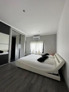Postel nebo postele na pokoji v ubytování EMLAVIE - Maison familiale OU Loft SPA - à 3km Futuroscope + 49 fotografií