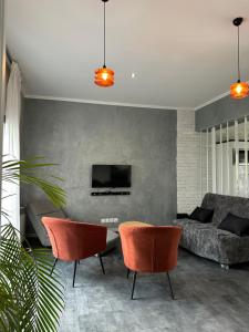 TV a/nebo společenská místnost v ubytování EMLAVIE - Maison familiale OU Loft SPA - à 3km Futuroscope
