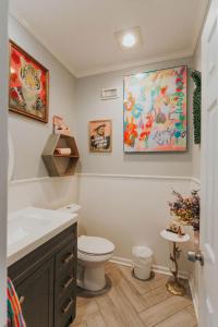 Ένα μπάνιο στο Beautiful Updated Home with Pool