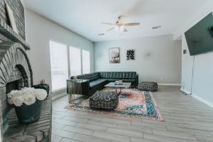 Μια τηλεόραση ή/και κέντρο ψυχαγωγίας στο Beautiful Updated Home with Pool