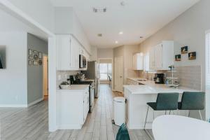 Η κουζίνα ή μικρή κουζίνα στο Beautiful Updated Home with Pool