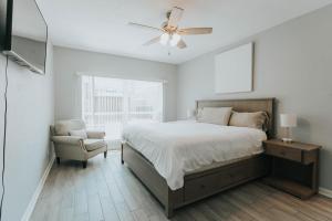 Ένα ή περισσότερα κρεβάτια σε δωμάτιο στο Beautiful Updated Home with Pool +38 φωτογραφίες