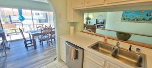 Kuchyň nebo kuchyňský kout v ubytování Big Home for Family Pet Friendly Beach view