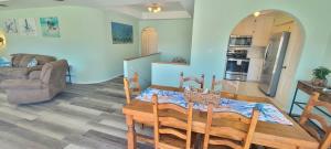 Kuchyň nebo kuchyňský kout v ubytování Big Home for Family Pet Friendly Beach view + 80 fotografií