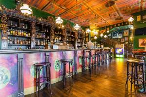 - un bar avec tabourets de bar dans la chambre dans l'établissement Casa Calma - Mar Menor Golf Resort, à Torre-Pacheco