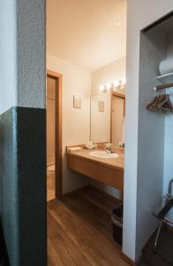 une salle de bain avec un lavabo et un miroir dans l'établissement Glen Ayr Resort, à Hoodsport