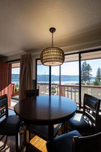 une salle à manger avec une table et une vue sur l'océan dans l'établissement Glen Ayr Resort, à Hoodsport