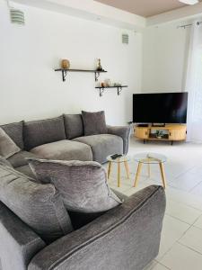 Et tv og/eller underholdning på Le Calouni entre mer et volcan