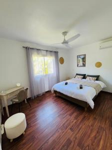 En eller flere senge i et værelse på Le Calouni entre mer et volcan + 6 billeder