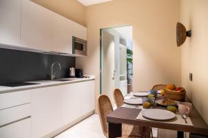 Una cocina y un comedor con mesa y sillas. en Navigli - LeoBrothers - Alzaia Naviglio Pavese 8, en Milán