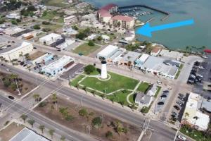 une vue aérienne sur une ville avec un phare dans l'établissement Luxury Waterfront Bungalow - Fisherman Paradise, à Port Isabel