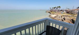 - un balcon offrant une vue sur l'océan dans l'établissement Luxury Waterfront Bungalow - Fisherman Paradise, à Port Isabel