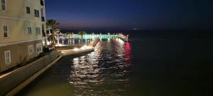 une vue d'une rivière la nuit avec des lumières dans l'établissement Luxury Waterfront Bungalow - Fisherman Paradise, à Port Isabel 136 autres photos