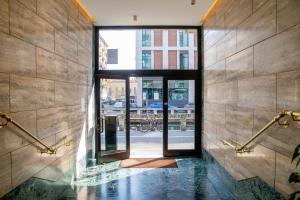 una entrada a un edificio con una puerta de vidrio en Navigli - LeoBrothers - Alzaia Naviglio Pavese 8, en Milán